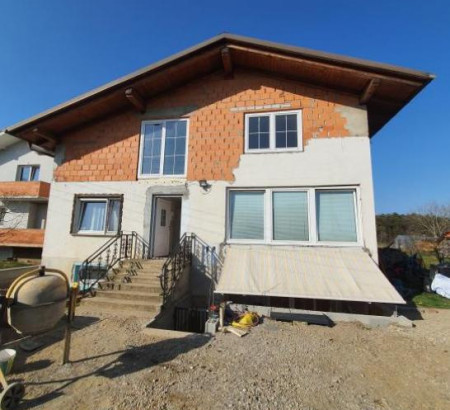 Hiša - v deležu ½, Brunšvik, 2327 Rače