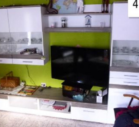 Dnevnosobni regal z vitrinami