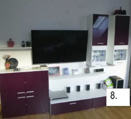 Dnevnosobni regal z vitrinami