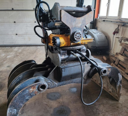 Rotator Rototilt s hidravličnimi kleščami