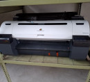 Ploter, tiskalnik, kartuše, papir, napajalnik, strežnik, usmerjevalnik, rezalnik papirja
