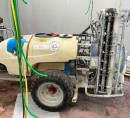 Traktorski pršilnik, motorne žage, obiralne grablje, elektroagregat, snežne verige, ročni paletni viličar, električne trsne škarje, električni pastir, hladilni sistem za vino s krmiljenjem, tablični računalnik Apple, mobilni telefon Apple - možen posamičen nakup (cene od 1 € do 7.500 €)