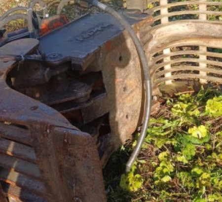 Hidravlični prijemalni priključek za bager