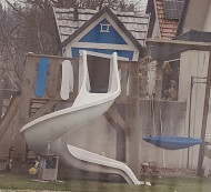 Otroško igralo - hišica s toboganom in gugalnico