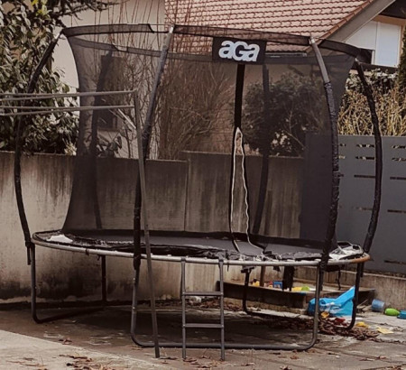Trampolin z zaščitno mrežo