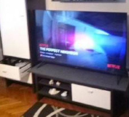 Dnevnosobni regal z vitrino