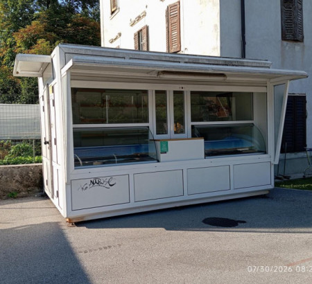 Samostojni prodajni kiosk s hladilnimi vitrinami